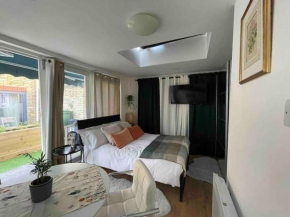 Cosy studio on the Thames